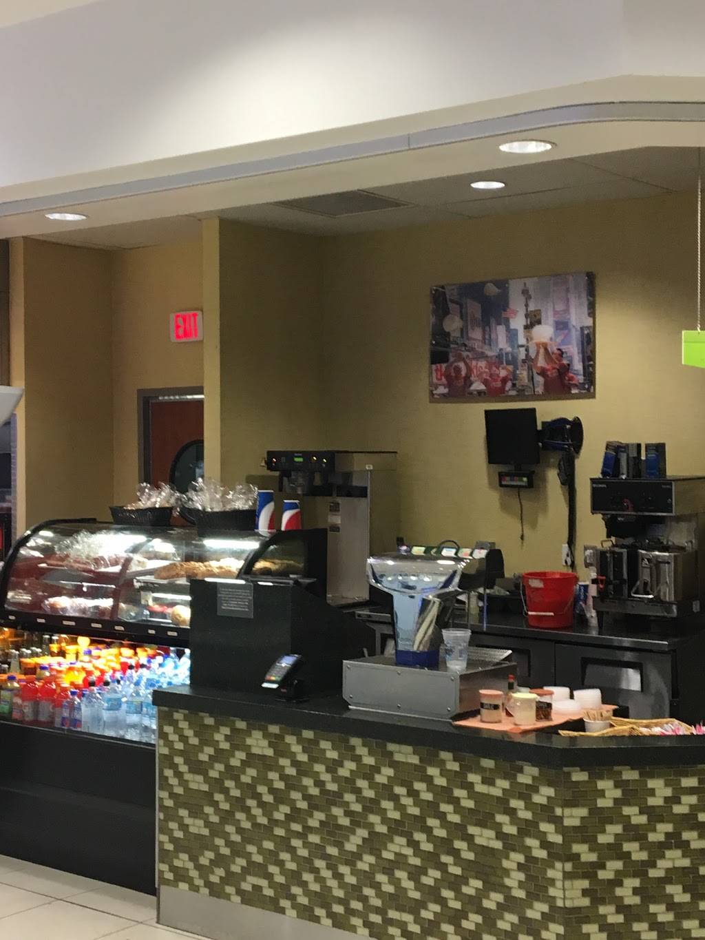 Famous Famiglia | restaurant | 6000 N Terminal Pkwy, Atlanta, GA 30320, USA | 4047621577 OR +1 404-762-1577