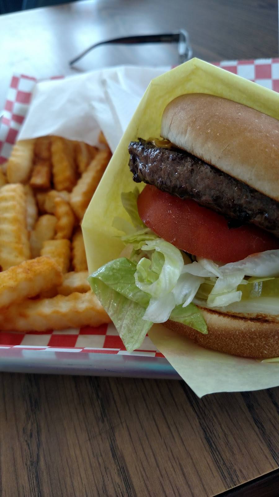 Carousel Drive In | restaurant | 901 Woodrow Ave, Bakersfield, CA 93308, USA | 6613998950 OR +1 661-399-8950