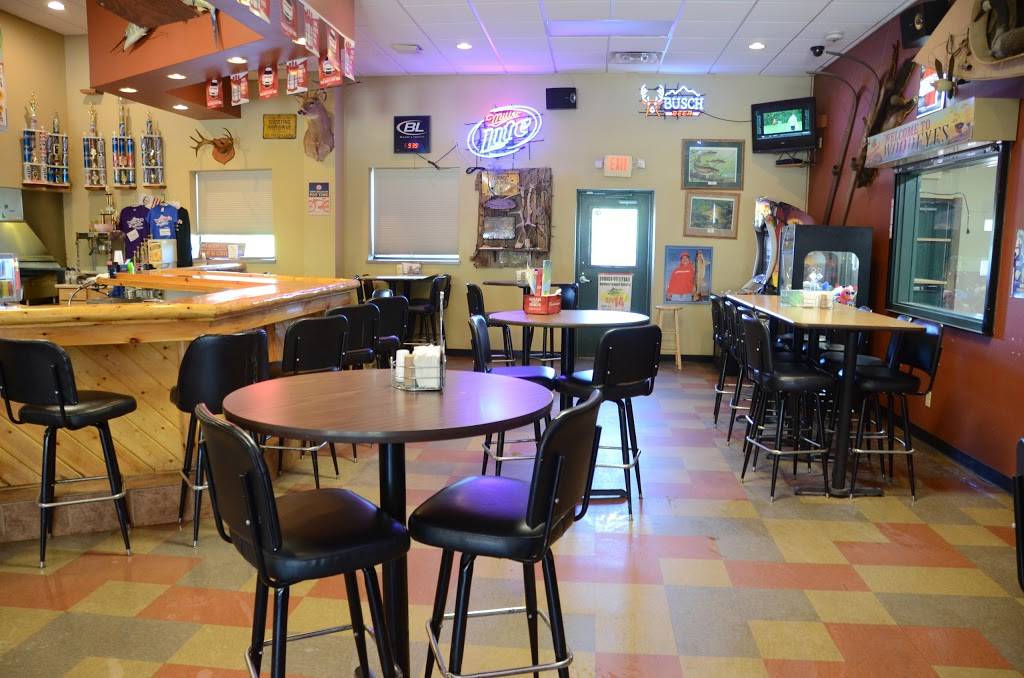 Woodeyes Bar and Grill | restaurant | 700 W Main St, Winneconne, WI 54986, USA | 9205824887 OR +1 920-582-4887