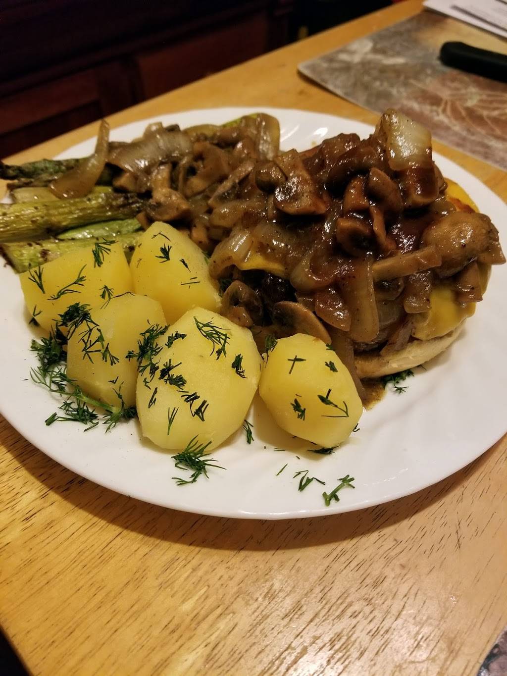 The Chieftain | restaurant | 6908 W 111th St, Worth, IL 60482, USA | 7088275739 OR +1 708-827-5739