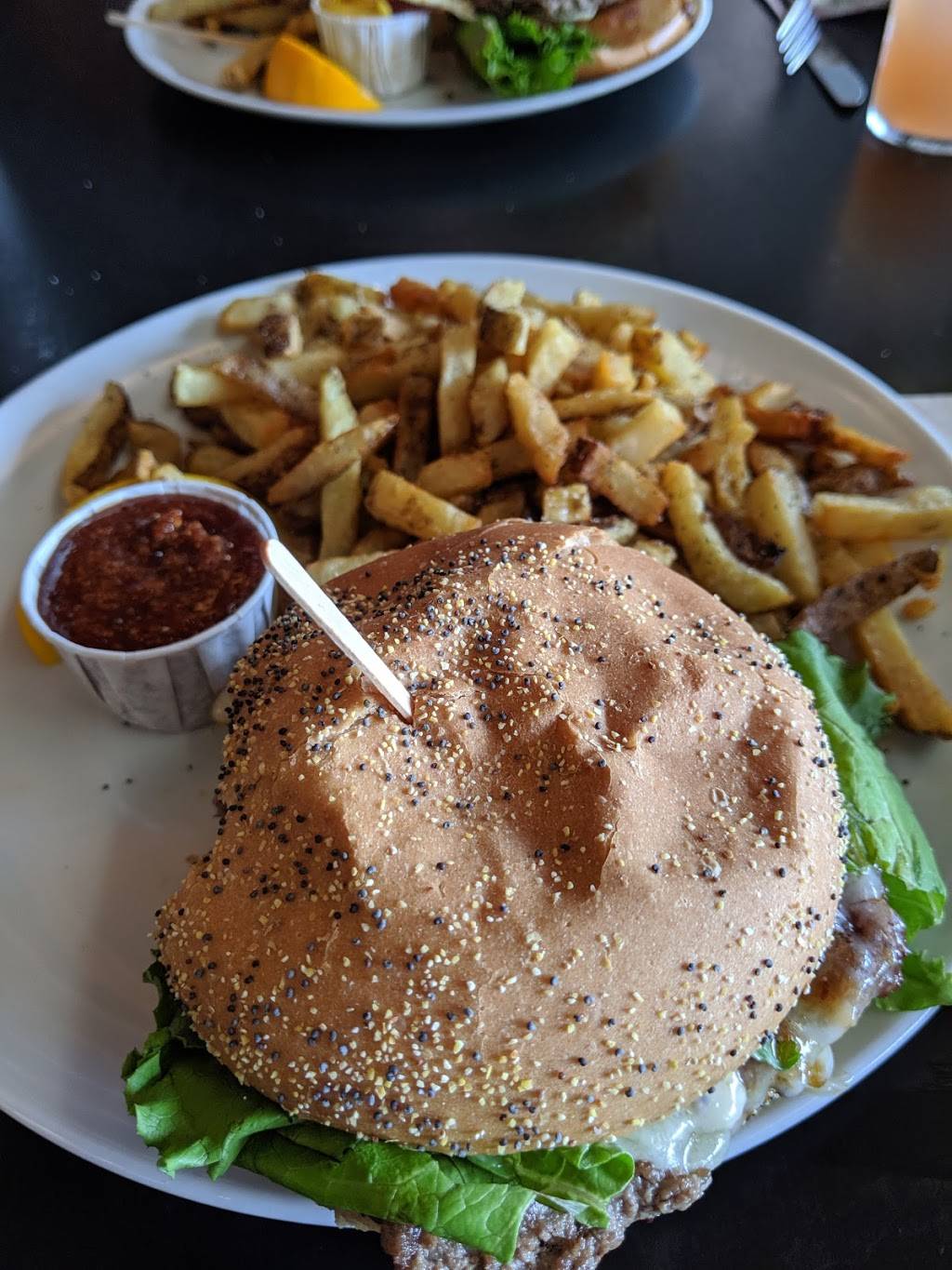 Chez Victor | restaurant | 5050 Boulevard Wilfrid-Hamel Local 400, Québec, QC G2E 5X5, Canada | 4186518187 OR +1 418-651-8187