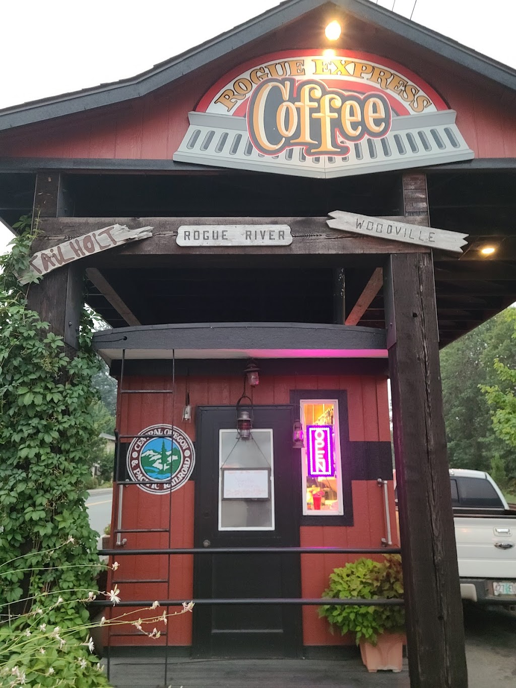 Rogue Express | restaurant | 180 Classick Dr, Rogue River, OR 97537, USA | 5415823642 OR +1 541-582-3642