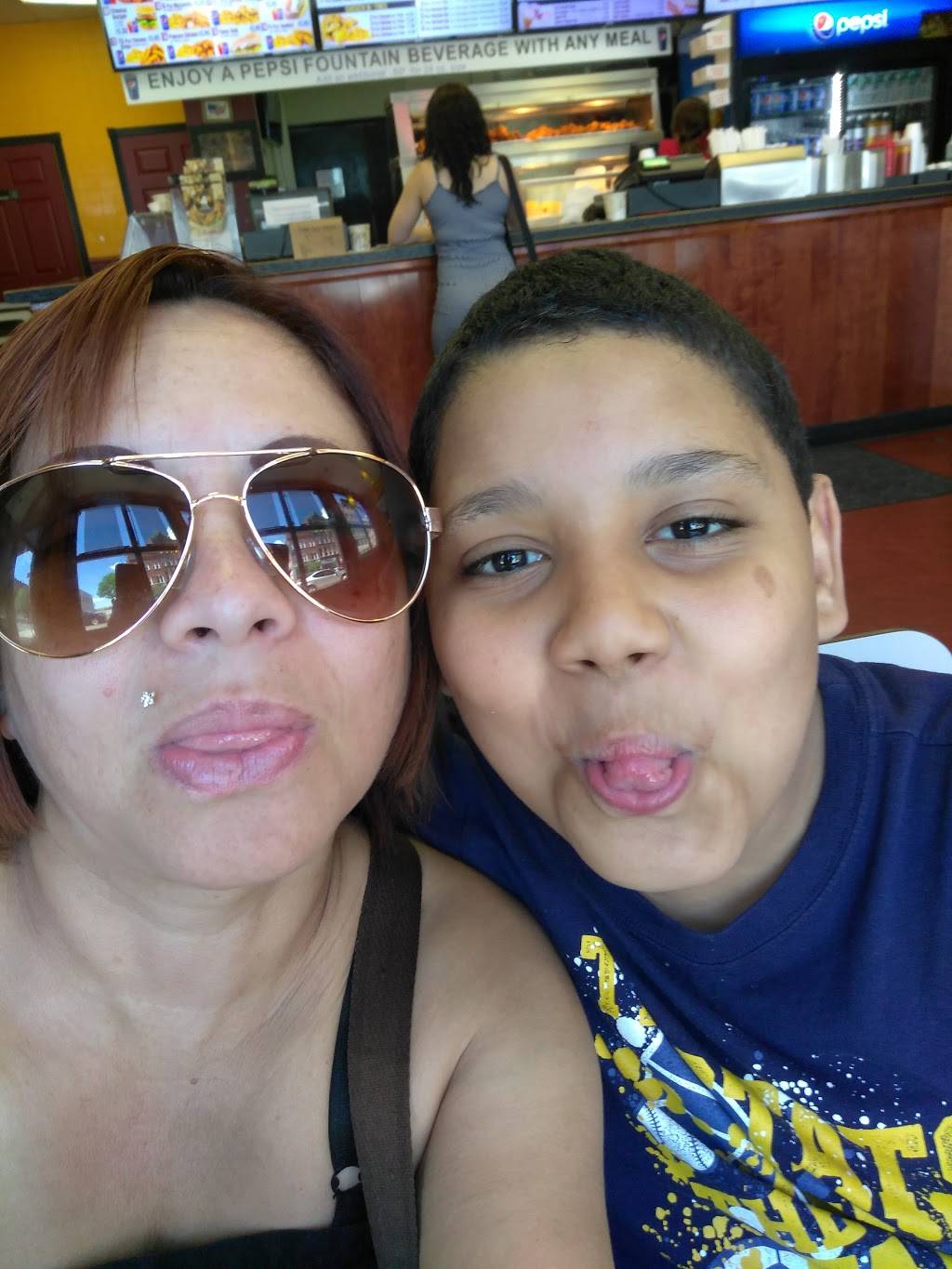 Kennedy Fried Chicken | restaurant | 333 High St, Holyoke, MA 01040, USA | 4135329993 OR +1 413-532-9993