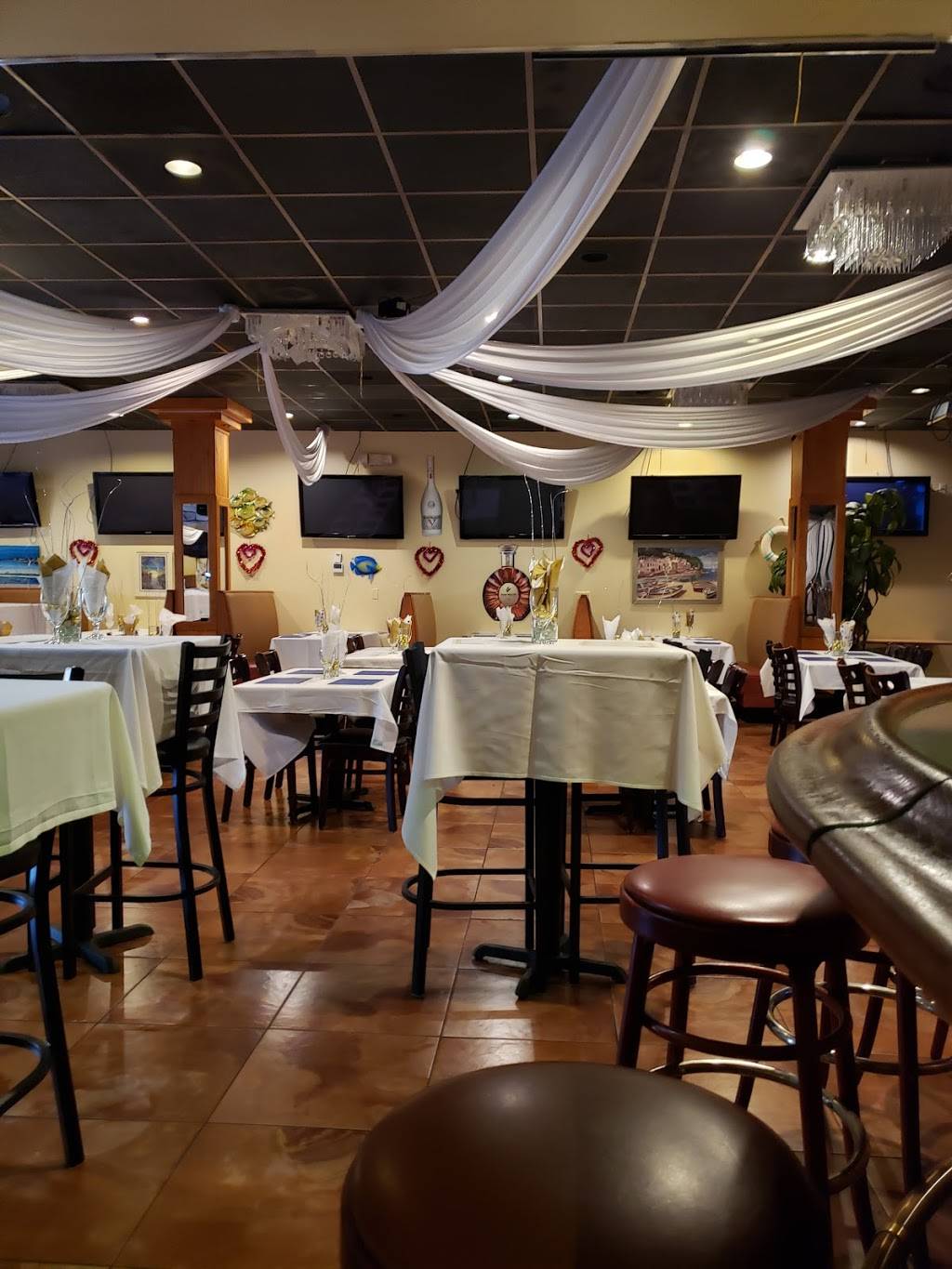 Fins & Things Bar & Grill | restaurant | 3801 N University Dr, Sunrise, FL 33351, USA | 9545338746 OR +1 954-533-8746