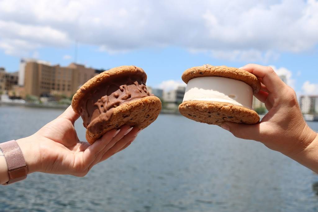 Big Ray’s Fish Camp Riverwalk | restaurant | 333 S Franklin St, Tampa, FL 33602, USA | 8132747778 OR +1 813-274-7778