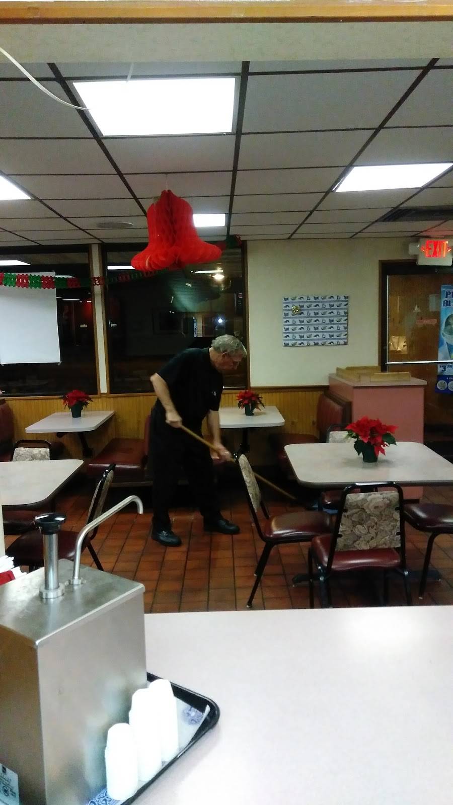 Penguin Point | restaurant | 301 Lusher Ave, Elkhart, IN 46517, USA | 5742935247 OR +1 574-293-5247