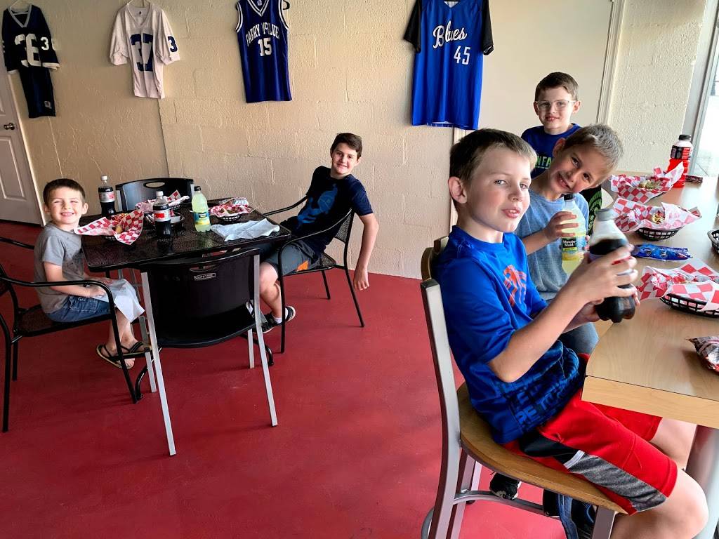 Piggys Place | restaurant | 2028 Magnolia Ave, Buena Vista, VA 24416, USA | 5407848015 OR +1 540-784-8015