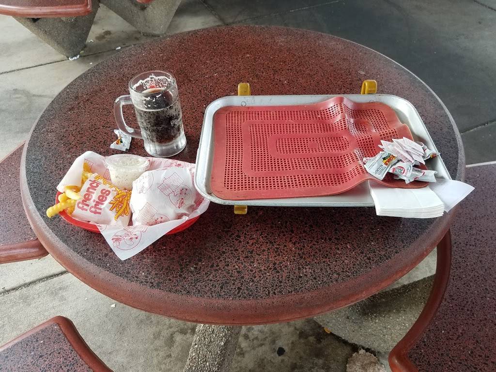 Richmond Dog N Suds | meal takeaway | 11015 US-12, Richmond, IL 60071, USA | 8156787011 OR +1 815-678-7011