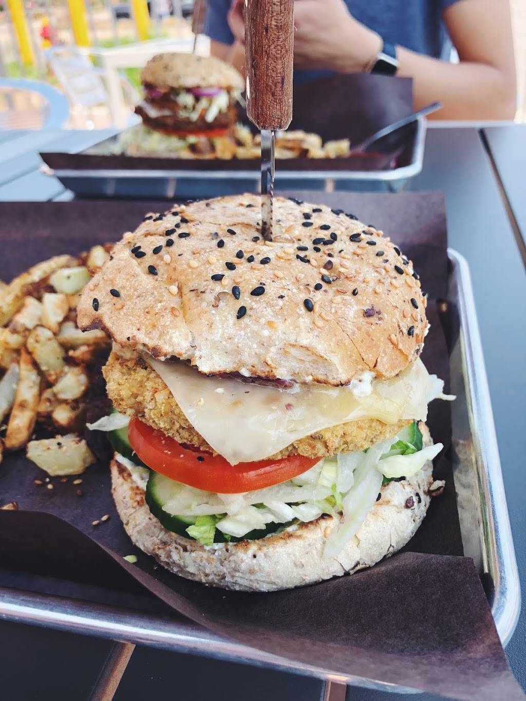 Boon Burger Cafe | restaurant | 497 Dundas St W unit 1, Oakville, ON L6M 4M2, Canada | 9052570799 OR +1 905-257-0799