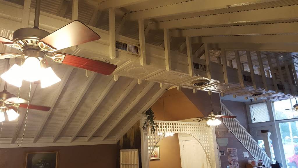 Verda Maes | restaurant | 223 N Pearl St, Waverly, IL 62692, USA | 2174353408 OR +1 217-435-3408