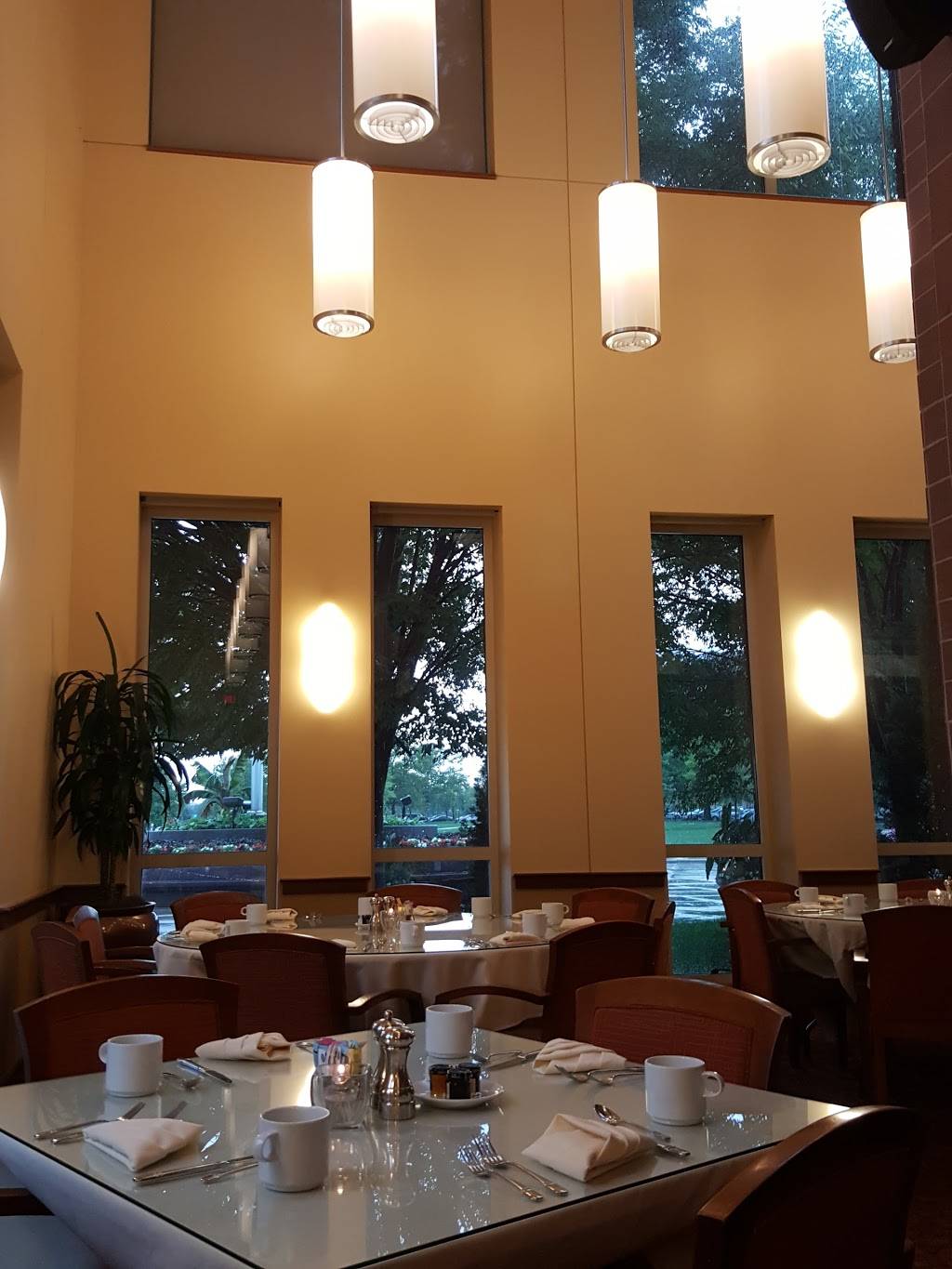 Bistro 2110 At the Blackwell | restaurant | 2110 Tuttle Park Pl, Columbus, OH 43210, USA | 6142472110 OR +1 614-247-2110