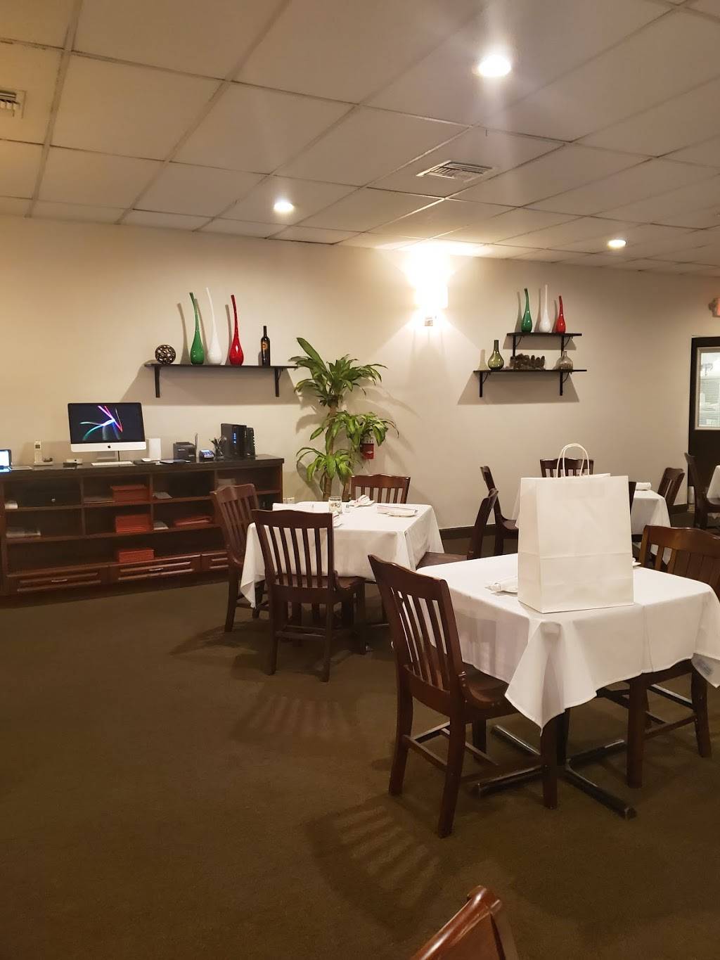 Red Carpet Italian Restaurant | restaurant | 3438 SW 8th St, Miami, FL 33135, USA | 3055294220 OR +1 305-529-4220