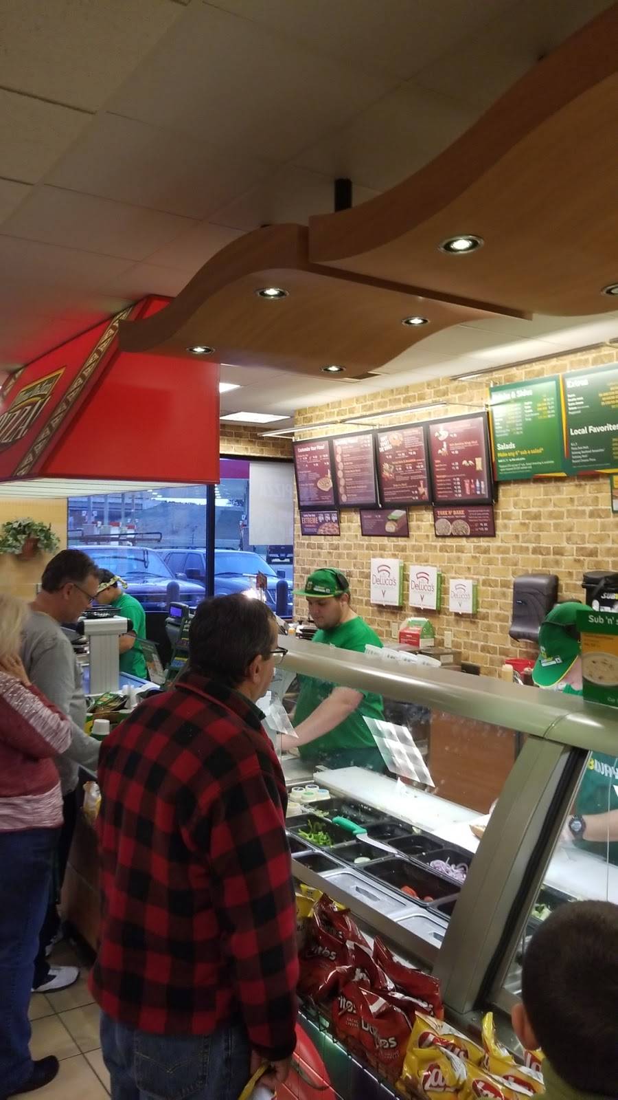 Mama DeLucas Pizza | meal takeaway | 601 Lakeshore Dr, Weyauwega, WI 54983, USA | 9208672488 OR +1 920-867-2488