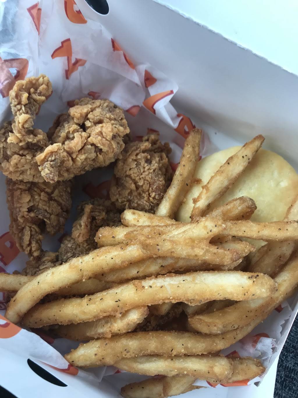 Popeyes Louisiana Kitchen | restaurant | 6876 Macedonia Commons Blvd, Macedonia, OH 44056, USA | 3304670770 OR +1 330-467-0770
