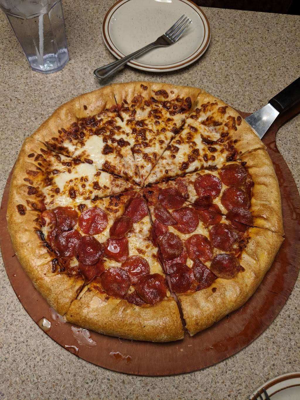 Pizza Hut | restaurant | 1116 W 7th St, Auburn, IN 46706, USA | 2609251286 OR +1 260-925-1286