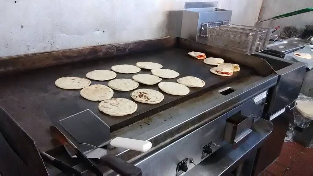 Las Casuelas Mexican Restaurant | restaurant | 901 E Harry St, Wichita, KS 67211, USA | 3162641424 OR +1 316-264-1424