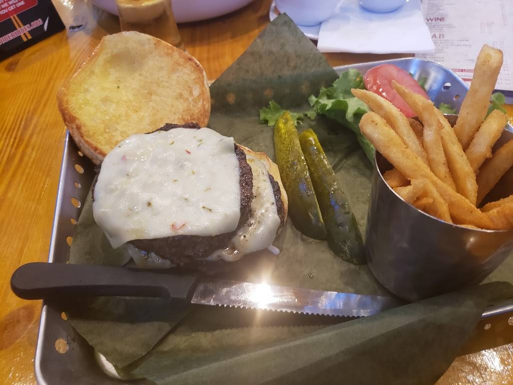 Bombshells | restaurant | 13732 East Fwy, Houston, TX 77015, USA | 8328316434 OR +1 832-831-6434