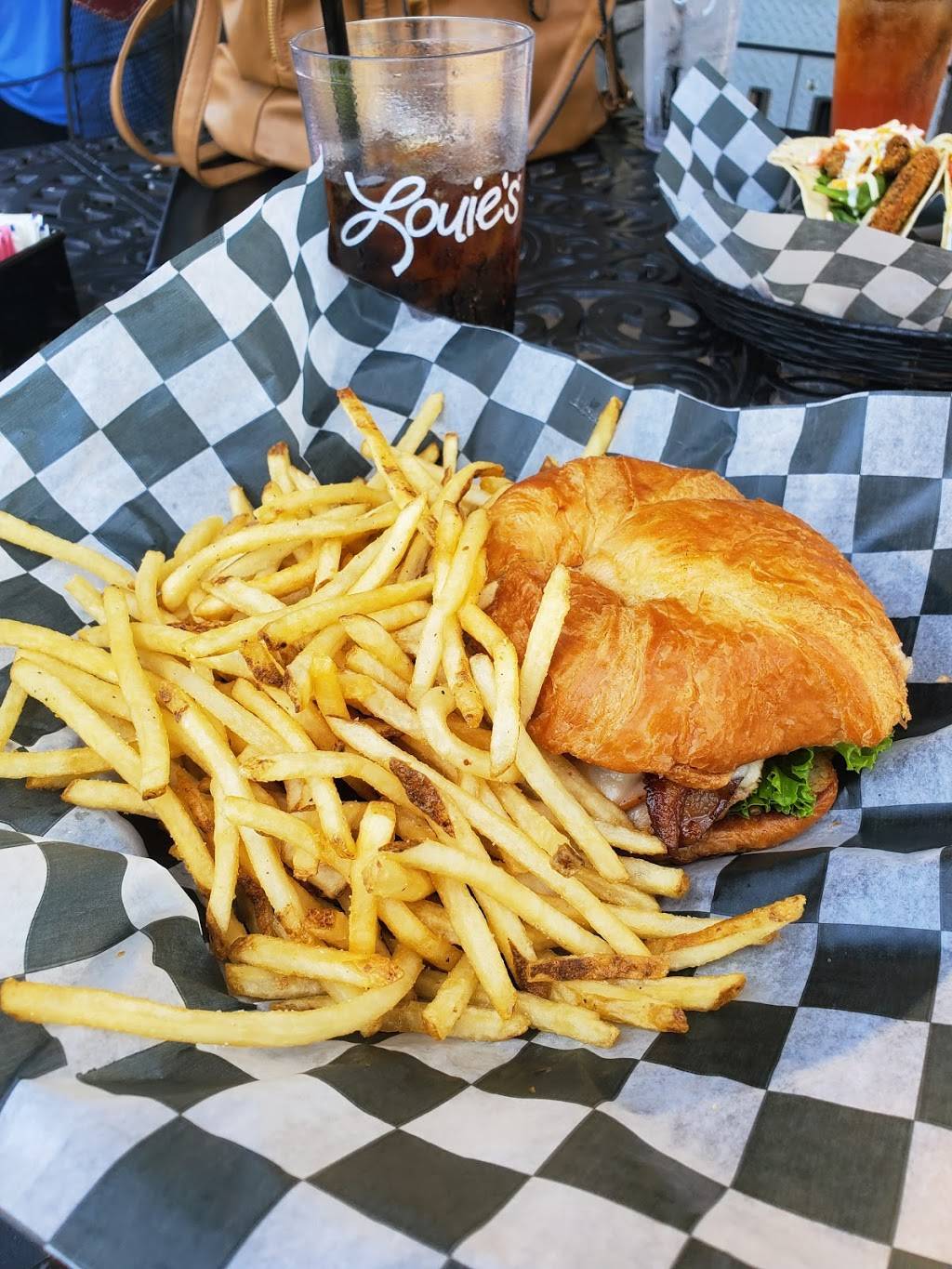 Louies Grill & Bar | restaurant | 9401 Lake Hefner Pkwy, Oklahoma City, OK 73120, USA | 4057512298 OR +1 405-751-2298