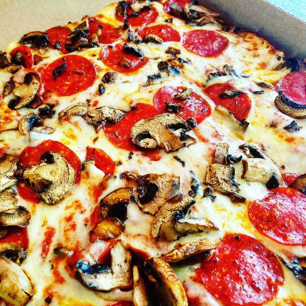 Village Pizza & BBQ | restaurant | 134 W Huron St, Milford, MI 48381, USA | 2486840171 OR +1 248-684-0171