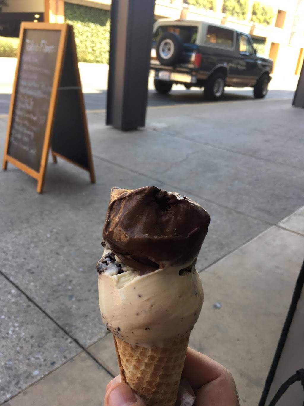 Lotties Creamery | restaurant | 240c Stanford Shopping Center, Palo Alto, CA 94304, USA | 6503846937 OR +1 650-384-6937