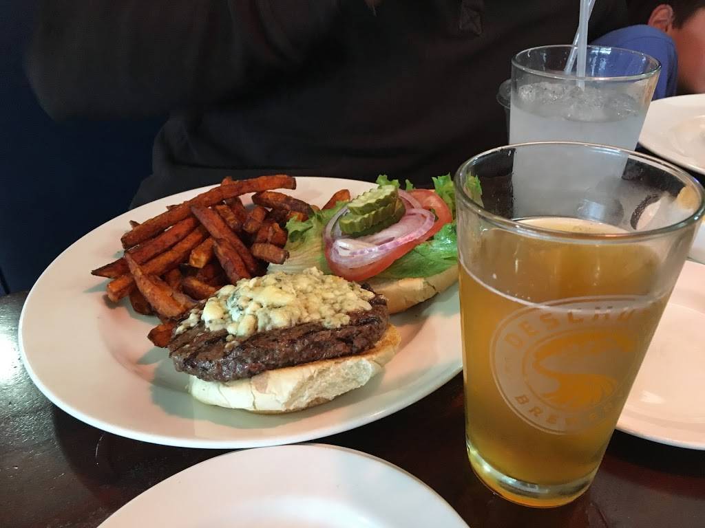 Waterfront Pub & Grill | restaurant | 408 State Rd 50, Delavan, WI 53115, USA | 2627284700 OR +1 262-728-4700