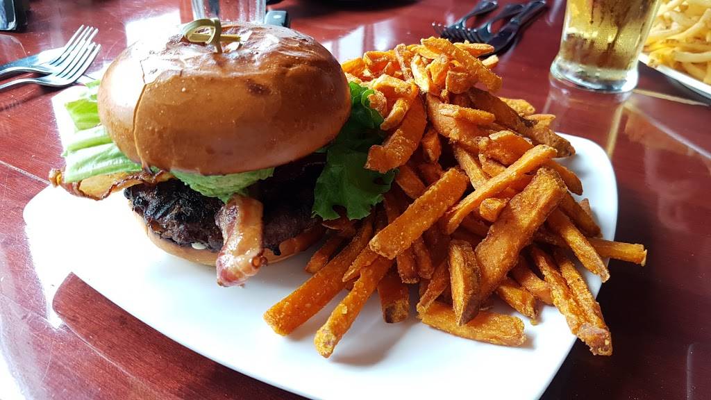 Madisons Restaurant & Bar | restaurant | 5222 Rue Sherbrooke E, Montréal, QC H1V 1A1, Canada | 5142521221 OR +1 514-252-1221