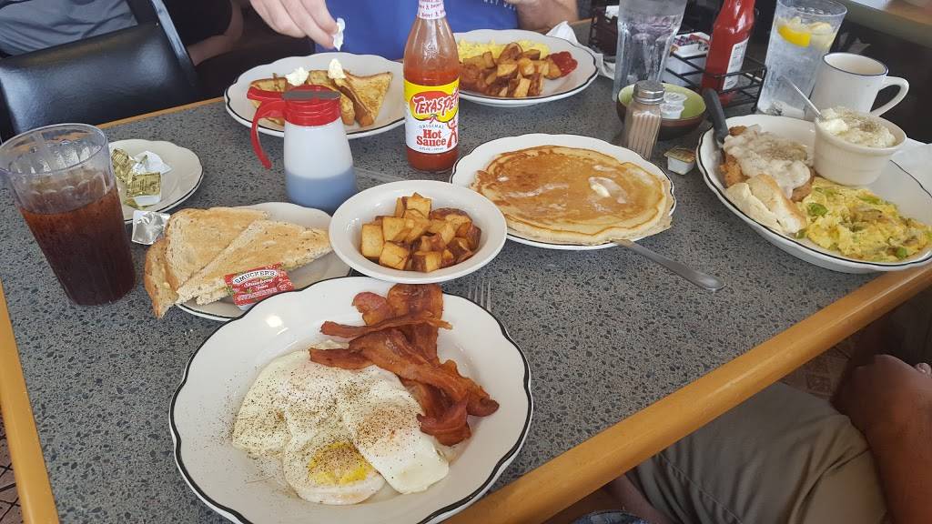 Dora Cafe | restaurant | 3201 N Hwy 19A, Mt Dora, FL 32757, USA | 3523832323 OR +1 352-383-2323