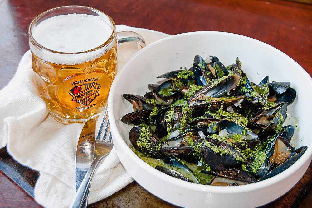 Three Lions Pub | restaurant | 4515 N Oakland Ave, Shorewood, WI 53211, USA | 4147636992 OR +1 414-763-6992