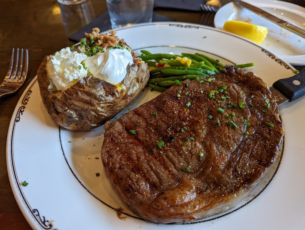 Fargos Steakhouse | restaurant | 620 AZ-260, Payson, AZ 85541, USA | 9284747455 OR +1 928-474-7455