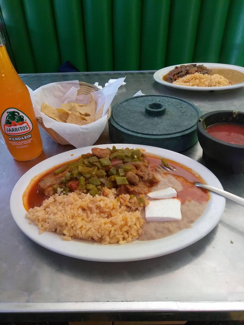 Cenaduria Gumacus | restaurant | 8646 State St, South Gate, CA 90280, USA | 3235665522 OR +1 323-566-5522