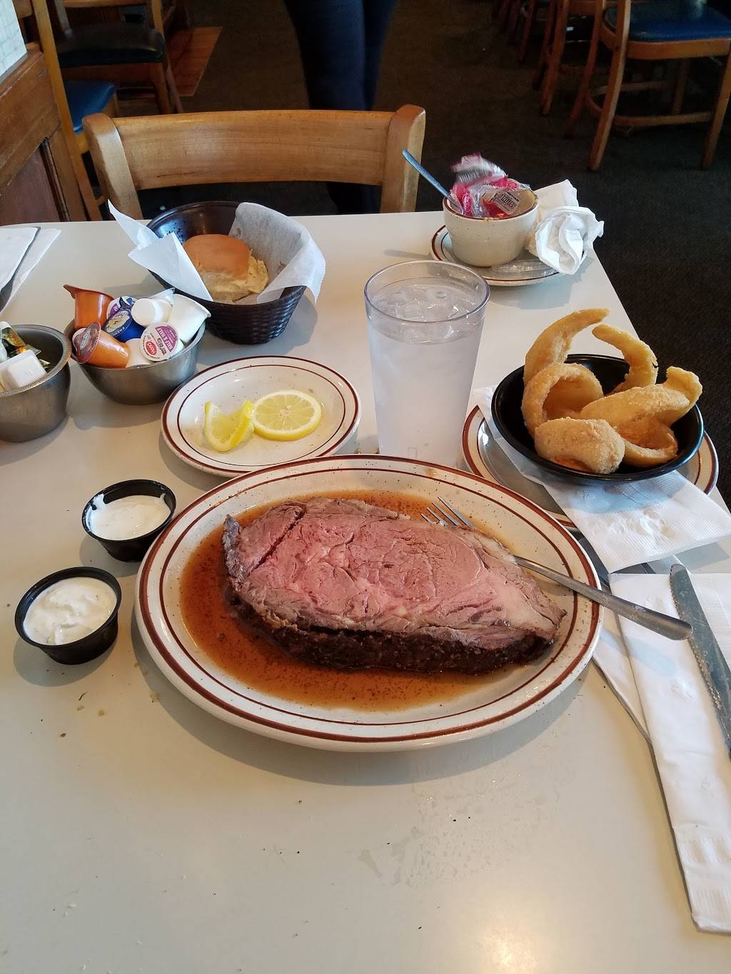 Halls State St Prime Rib | restaurant | 2005 E State Blvd, Fort Wayne, IN 46805, USA | 2604830597 OR +1 260-483-0597