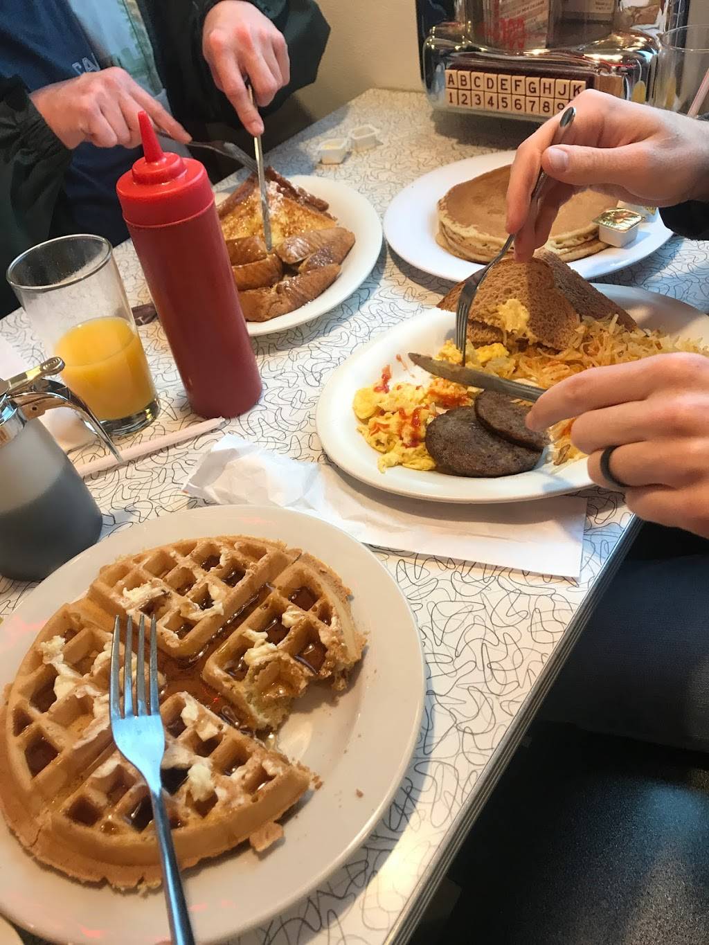 The Shiny Diner | restaurant | 1550 Buck Jones Rd, Raleigh, NC 27606, USA | 9194693663 OR +1 919-469-3663