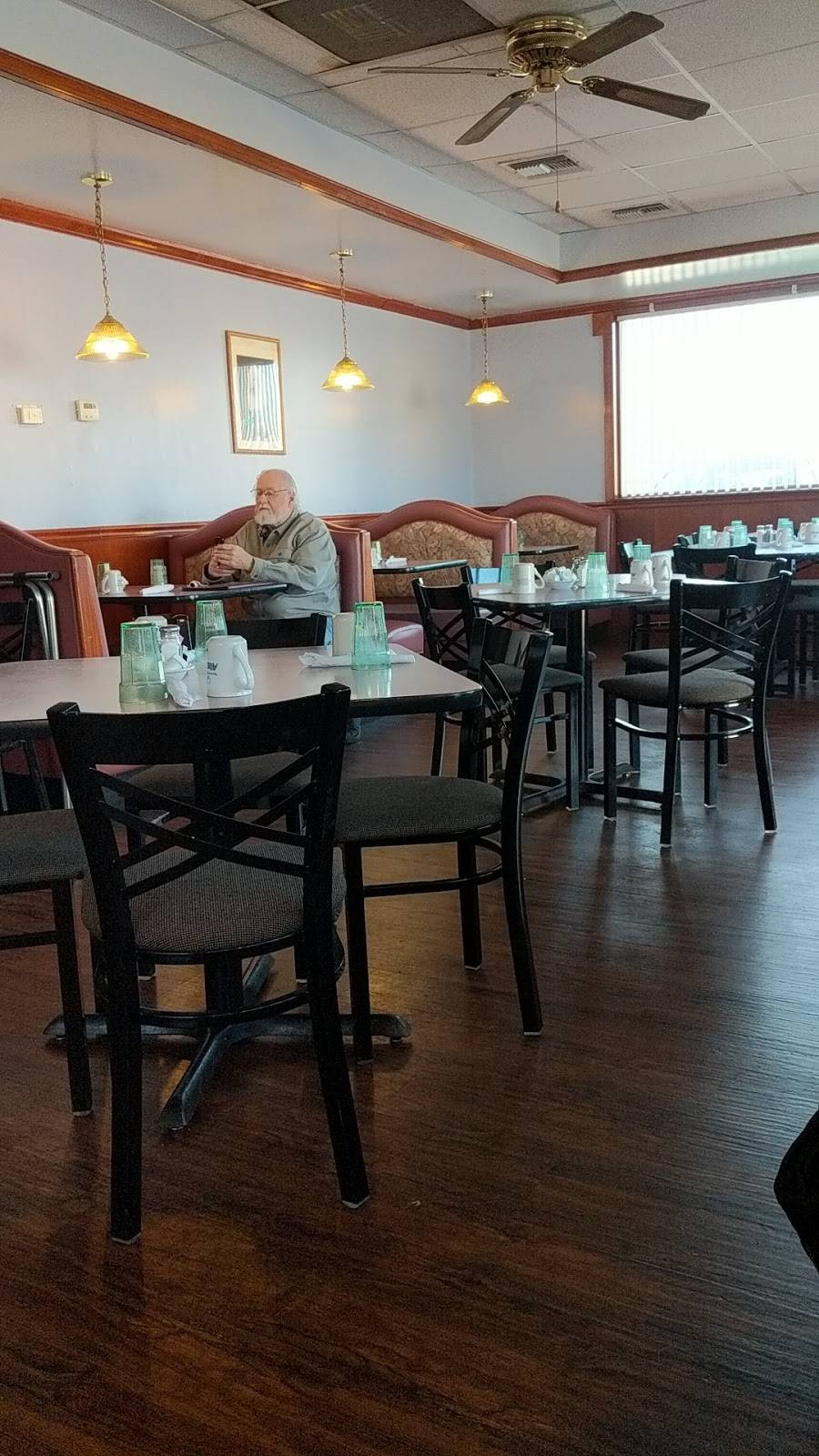 Eagles Nest Family Restaurant | restaurant | 117 E Bethalto Dr, Bethalto, IL 62010, USA | 6183770697 OR +1 618-377-0697