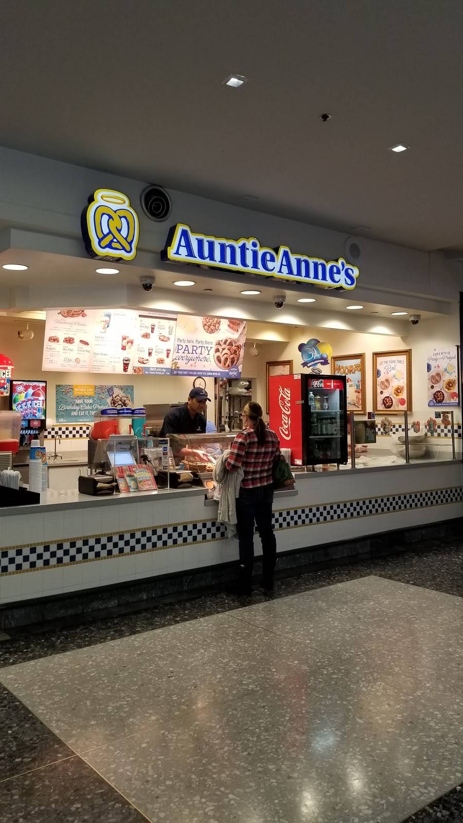Auntie Annes | cafe | 1625 Chestnut St Spc 206, Philadelphia, PA 19103, USA | 2155644747 OR +1 215-564-4747