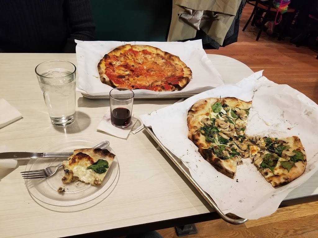 Frank Pepe Pizzeria Napoletana | restaurant | 59 Federal Rd, Danbury, CT 06810, USA | 2037907373 OR +1 203-790-7373