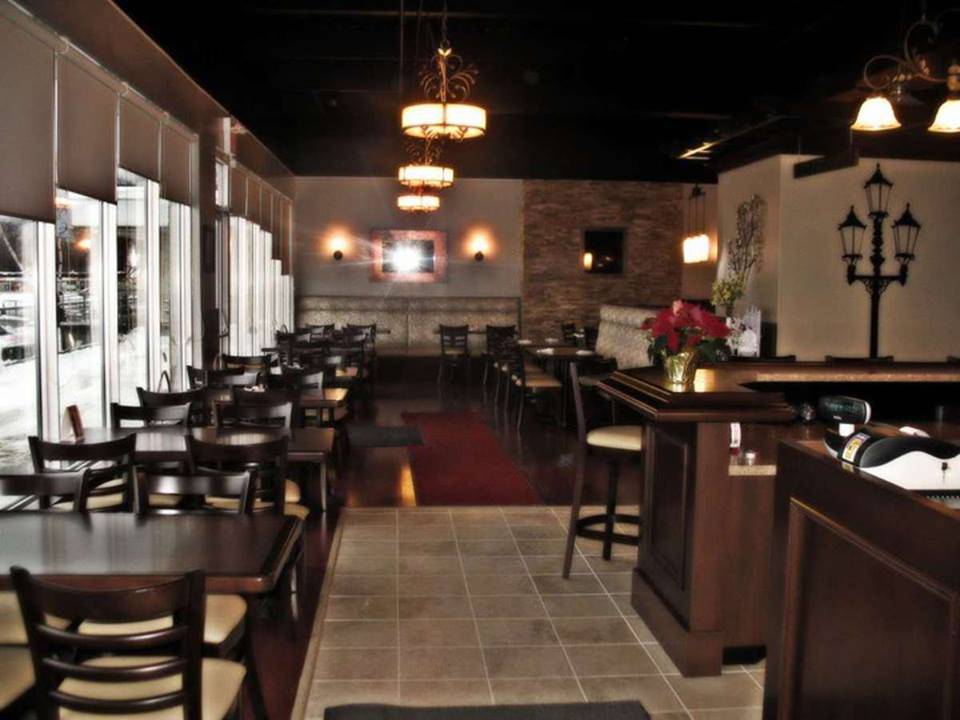 Dimitris Restaurant & Nikos Patio | restaurant | 609 William St, Cobourg, ON K9A 3A5, Canada | 2892521609 OR +1 289-252-1609