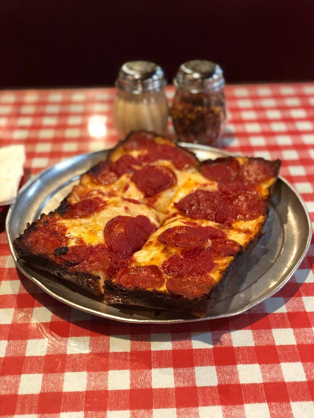 Cloverleaf Bar & Restaurant | restaurant | 24443 Gratiot Ave, Eastpointe, MI 48021, USA | 5867775391 OR +1 586-777-5391