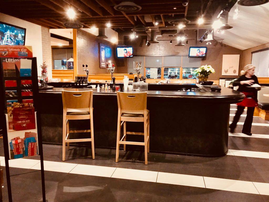 Swiss Chalet | restaurant | 6970 Financial Dr, Mississauga, ON L5N 8J4, Canada | 9055678172 OR +1 905-567-8172