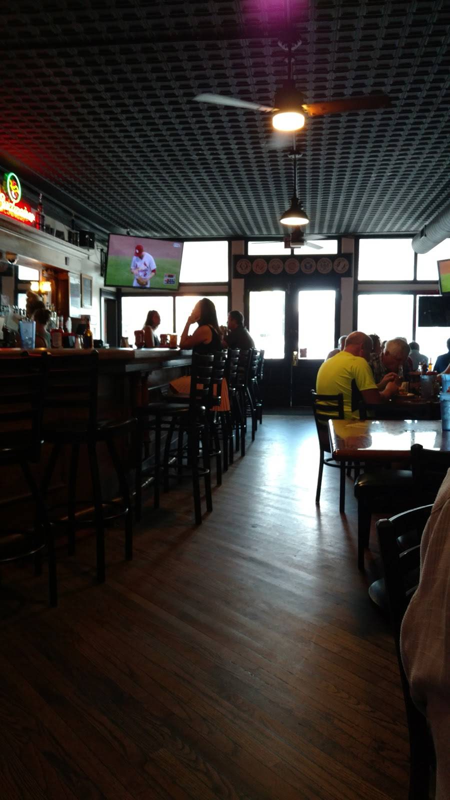 Broadway Bar & Grill | restaurant | 1013 Broadway, Highland, IL 62249, USA | 6186549032 OR +1 618-654-9032