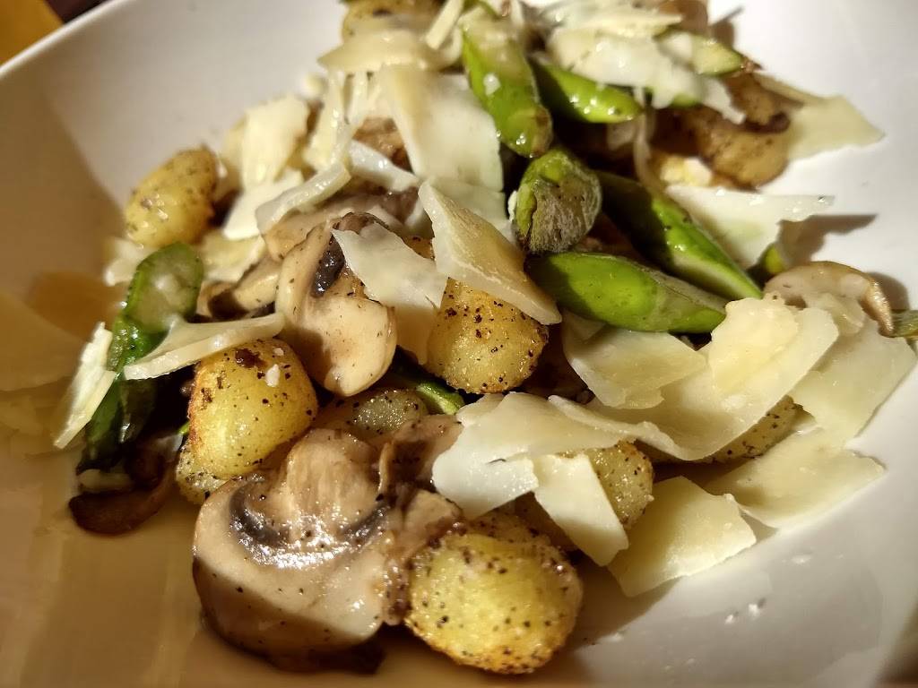 Pepis Bar & Restaurant | restaurant | 231 Gore Creek Dr, Vail, CO 81657, USA | 9704764671 OR +1 970-476-4671