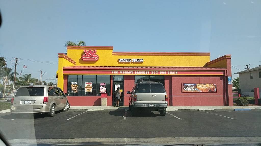 Wienerschnitzel | restaurant | 1300 Rosecrans Ave, Compton, CA 90221, USA | 3106398017 OR +1 310-639-8017