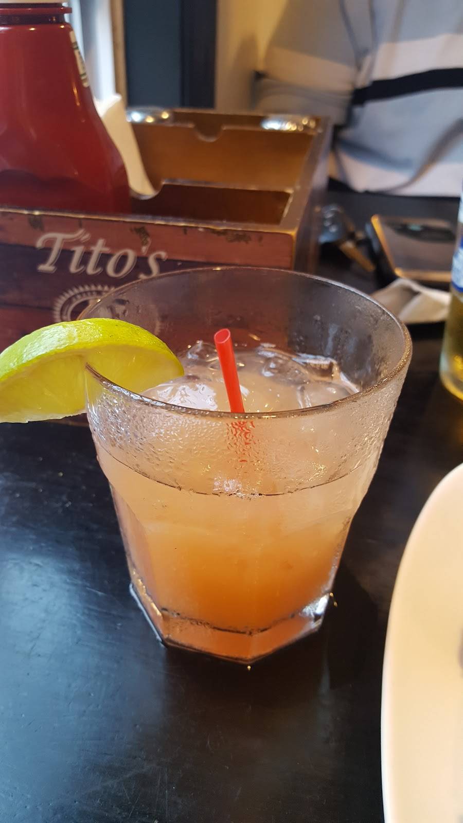 Off the Hook Bar & Grill | restaurant | 170 Ferry Blvd, Stratford, CT 06615, USA | 2036901777 OR +1 203-690-1777