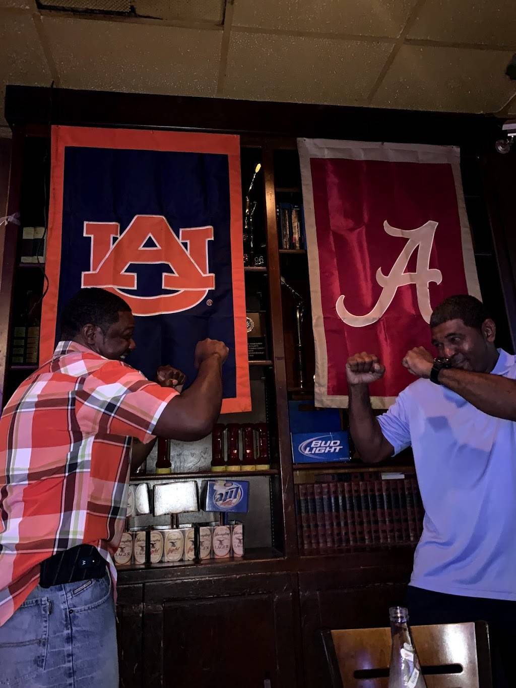 Ruggbys Food & Spirits | restaurant | 4820 University Dr NW # 15, Huntsville, AL 35816, USA | 2568950795 OR +1 256-895-0795