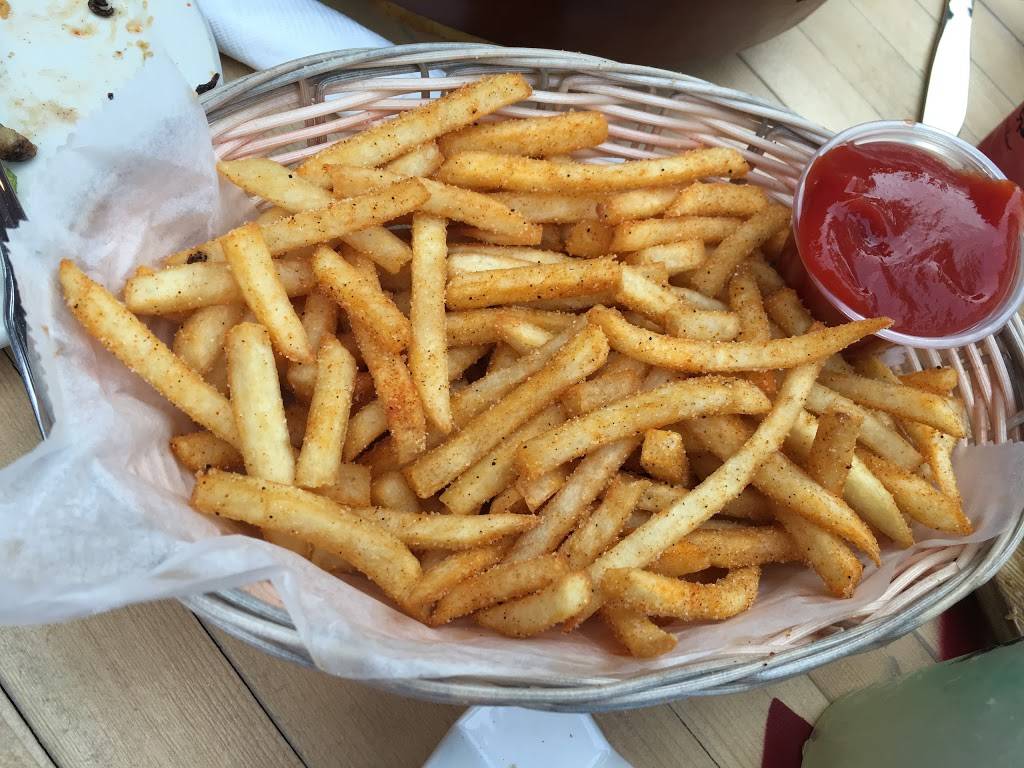 Wauwatiki Bar & Grill | restaurant | 6502 W North Ave, Wauwatosa, WI 53213, USA | 4143237555 OR +1 414-323-7555