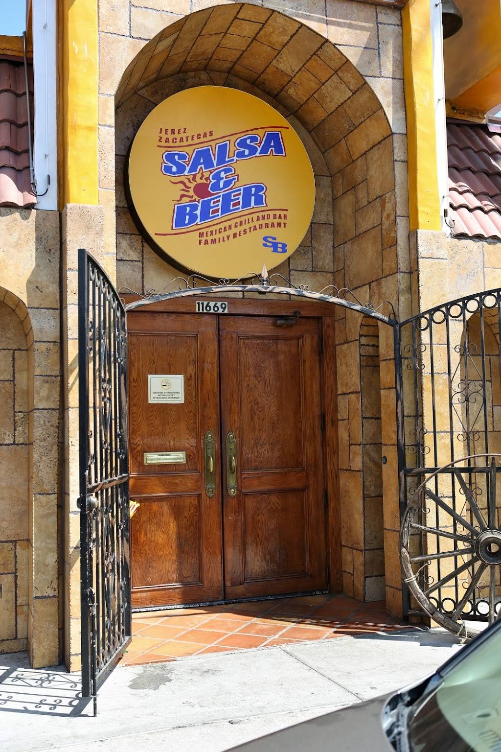 Salsa & Beer | restaurant | 11669 Sherman Way, North Hollywood, CA 91605, USA | 8185031220 OR +1 818-503-1220