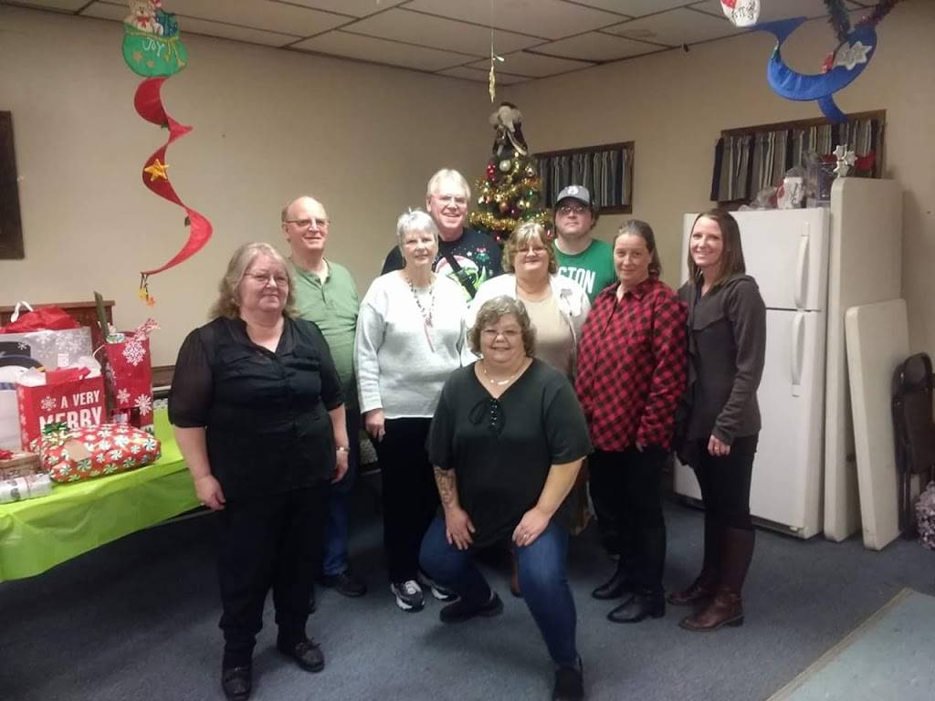 Lloyds Family Market | restaurant | 10 Gilman Falls Ave, Old Town, ME 04468, USA | 2078273701 OR +1 207-827-3701