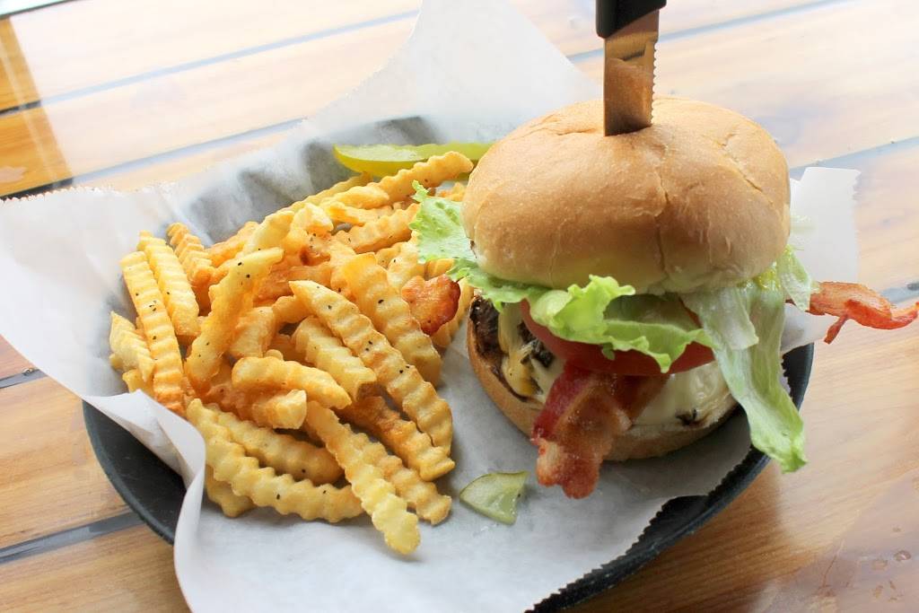 Tornados Grub & Pub | restaurant | 1600 3rd St SE, Cedar Rapids, IA 52401, USA | 3193649378 OR +1 319-364-9378