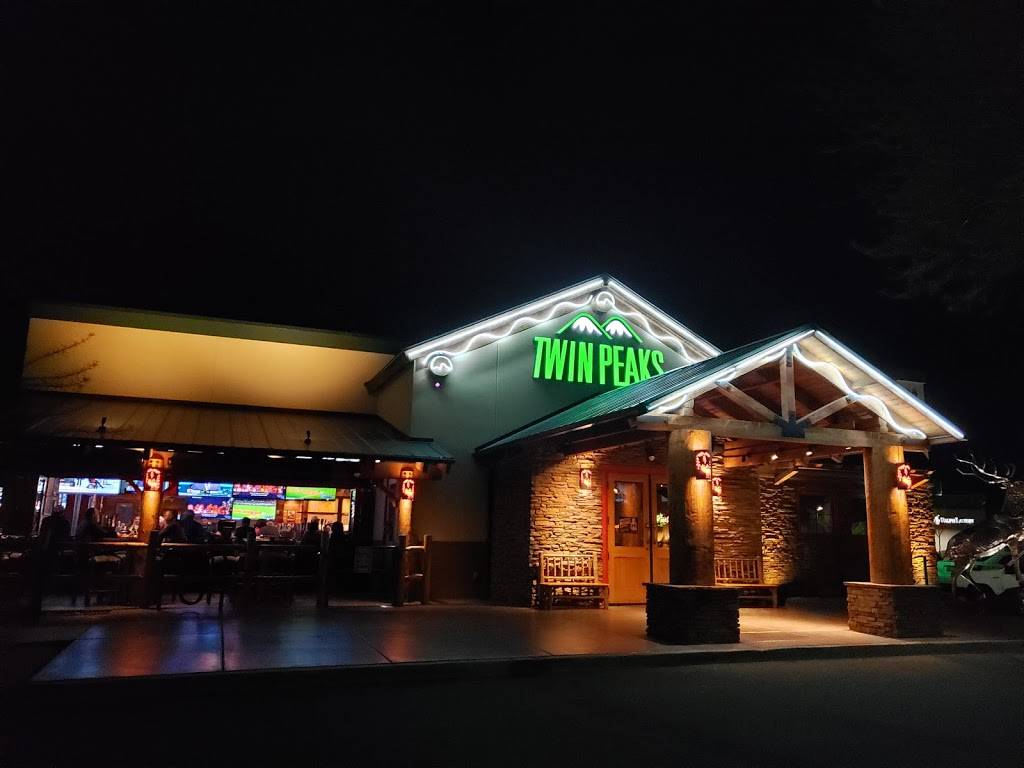 Twin Peaks Glendale | restaurant | 6922 N 95th Ave, Glendale, AZ 85305, USA | 6232335700 OR +1 623-233-5700