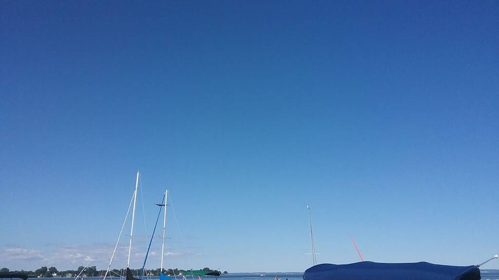 South Side Ice Yacht Club | restaurant | 1842 S Main St, Oshkosh, WI 54902, USA | 9202354470 OR +1 920-235-4470