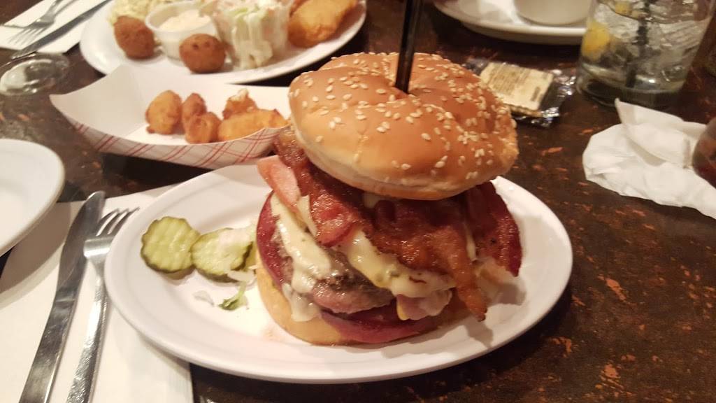 The Village Green Bar & Grill | restaurant | 7508 Hubbard Ave, Middleton, WI 53562, USA | 6088319962 OR +1 608-831-9962